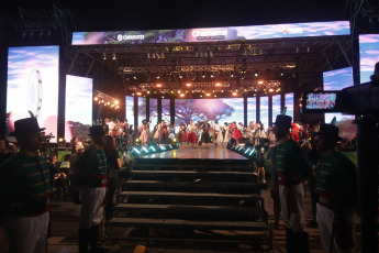 Corrientes- En la foto del 13 de enero de 2024, comenzó la 33° Fiesta Nacional del Chamamé, celebración Mundial que se llevara a cabo durante 10 noches en el Anfiteatro Mario del Tránsito Cocomarola en la ciudad de Corrientes. Un hecho destacado de la primer noche fue la declaración como Doctor Honoris Causa del exímio músico chamamecero Raúl Barboza.