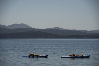 Bariloche, Argentina.- En las fotos tomadas el 23 de enero del 2024, miles de locales y turistas colman las playas lacustres de San Carlos de Bariloche durante la temporada de verano. El Servicio Meteorológico Nacional (SMN), emitió alertas amarillas por calor y temperaturas extremas para ocho provincias. El organismo meteorológico indicó que las áreas afectadas alcanzarán a todo el territorio de Tierra del Fuego y Río Negro, sur y oeste de Santa Cruz, este de Chubut, este de Neuquén y Mendoza, oeste de La Pampa y sur de Buenos Aires.