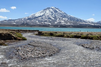 Mendoza, Argentina.- En la foto del 20 de enero de 2024, con la reapertura del camino que sólo se habilita en verano, abrió este sábado el circuito de Laguna del Diamante con sus dos riquezas naturales: el espejo de agua y el volcán Maipo, que conforman uno de los tesoros turísticos más bellos de Mendoza, Argentina.