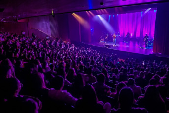 Mar del Plata, Argentina.- In the photos taken on January 22, 2024, the popular singer and composer Abel Pintos said goodbye to Mar del Plata with a concert at the Trovador theater, the last of the 11 he offered in the city. everyone was in a full house and sold out, an unprecedented event for a musician.