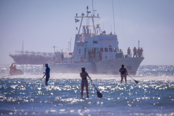 Mar del Plata.- En la foto tomada el 9 de enero de 2024, guardavidas, efectivos de Prefectura Naval Argentina (PNA) y de la policía bonaerense, personal de Defensa Civil y del Sistema de Atención Médica de Emergencias (SAME) de Mar del Plata desplegaron hoy un simulacro de rescate en el mar frente a la playa, en el que intervinieron embarcaciones, motos de agua, ambulancias y un helicóptero.