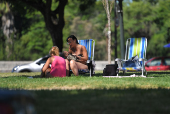 Buenos Aires, Argentina.- En las fotos tomadas el 30 de enero del 2024, muestra las calles de Buenos Aires en medio de la ola de calor que atraviesa el país. Este martes empezó una ola de calor en grandes zonas de la región centro y norte de la Argentina. Por lo que el país tendrá las temperaturas más altas de América durante los próximos días. Será un calor persistente, con noches por encima de los 30 grados, hasta el fin de semana.