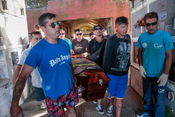 Mar de Ajó, Argentina.- In the photos taken on January 2, 2024, the remains of Tomás Tello Ferreyra, the 18-year-old young man murdered by a stab wound to the chest after being attacked by a gang in Santa Teresita, were buried in the Mar de Ajó cemetery after the funeral procession, in which hundreds of neighbors and friends of the victim participated, moved from the funeral home and stopped in front of the victim's home.