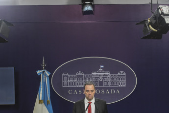 Buenos Aires, Argentina.- En las fotos tomadas el 3 de enero del 2024, el portavoz presidencial, Manuel Adorni, brindó una conferencia de prensa. Adorni, dijo que el Gobierno está llevando adelante "un plan para estabilizar" la economía, por lo que en la reunión con la comitiva del Fondo Monetario Internacional (FMI) que se realizará mañana "no deberíamos tener absolutamente ninguna diferencia".