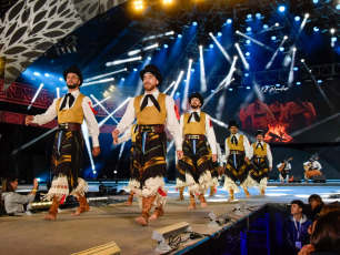 Córdoba, Argentina.- En las fotos tomadas el 24 de enero del 2024, durante la presentación del conjunto de malambo, 'El Ramalazo', en la ciudad cordobesa de Cosquín. El Festival Nacional de Folklore, empezó el sábado 20 de enero y se extiende hasta el domingo 28. Se trata de una de las celebraciones más importantes que se hacen en el país para homenajear la música representativa de los argentinos.