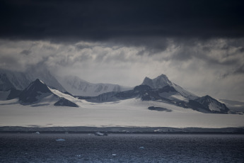 Antarctica- In the photo of January 13, 2024, the icebreaker ARA "Almirante Irízar", after having carried out logistical tasks in the Joint Orcadas Antarctic Base, continued its course and arrived at Caleta Potter, where it anchored opposite the Carlini Antarctic Scientific Base. Once there, through personnel transport vessels and vehicles, began with the discharge of Antarctic diesel (GOA), dry, fresh and refrigerated supplies; propane gas pipes and 2 diesel generator engines.