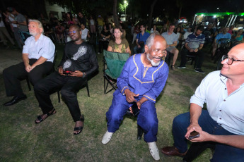 Corrientes, Argentina.- En las fotos tomadas el 4 de enero del 2024, las personas celebran como cada año la veneración a San Baltasar. En las vísperas del 6 de enero cientos de personas participan de la veneración del rey mago, con una agenda de numerosas reivindicaciones a las expresiones culturales llegadas de África.