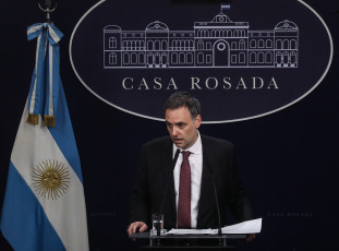 Buenos Aires.- En la foto tomada el 11 de enero de 2024, el vocero presidencial, Manuel Adorni, tuvo un nuevo encuentro con periodistas en la Casa Rosada y anunció, entre otras cosas, que el presidente Javier Milei le envió una carta al Papa Francisco para invitarlo a la Argentina. "El Presidente de la Nación está enviando una carta a su Santidad, el Papa Francisco, invitándolo a visitar la República Argentina entendiendo que su presencia y mensaje van a contribuir a la unidad de todos y nos va a dar la fuerza colectiva necesaria para preservar la paz y trabajar en la prosperidad y engrandecimiento de nuestra patria", anticipó.