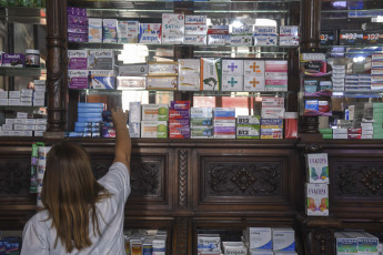 Buenos Aires, Argentina.- En las fotos tomadas el 23 de enero del 2024, muestra una farmacia de la ciudad de Buenos Aires. El Ministerio de Salud de la Nación avanza en la reglamentación del DNU sobre los artículos vinculados a la prescripción de medicamentos y su comercialización. Los médicos deberán consignar el nombre genérico o denominación común internacional en la receta, aunque también podrán sugerir una marca comercial que el farmacéutico podrá sustituir por otra de menor precio a pedido del consumidor, al tiempo que definió que la venta libre de medicamentos en establecimientos no habilitados como farmacias estará limitada a los antiácidos y analgésicos.