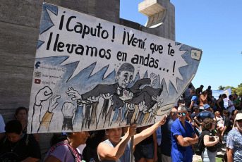 Rosario, Argentina.- En la foto tomada el 24 de enero de 2024, una masiva movilización se desarrolló hoy en Rosario, provincia de Santa Fe en el marco del paro nacional convocado por la CGT contra el decreto de necesidad y urgencia (DNU) y el proyecto de Ley "Bases" promovidos por el Gobierno de Javier Milei.