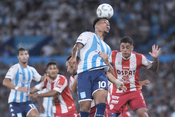 Buenos Aires, Argentina.- In the photographs taken on January 27, 2024, the victory of Unión de Santa Fé against Racing Club is recorded. The Santa Fe club won 1-0 as a visitor on the first date of the Professional League Cup. The match at the Presidente Perón Stadium corresponds to Zone B of the aforementioned tournament and the refereeing was in charge of Nicolás Lamolina. The goal was scored by Joaquín Mosqueira in the first half.