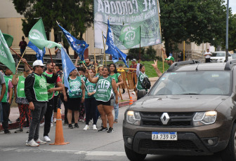 Córdoba.- En la foto tomada el 9 de enero de 2024, una movilización de gremios estatales en rechazo a los despidos de trabajadores públicos de la provincia y la exigencia de ‘reincorporación inmediata’ que, según los datos sindicales, afecta particularmente al sector de la salud.