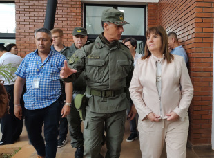 Puerto Iguazú, Argentina.- En las fotos tomadas el 15 de enero del 2024, la ministra de Seguridad de la Nación, Patricia Bullrich (derecha), visitó la Triple Frontera, donde inauguró un centro de análisis de inteligencia criminal y reafirmó su política de ser "absolutamente inflexibles" con el delito.