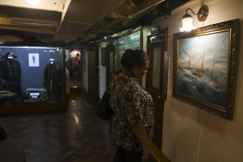 Buenos Aires.- En la foto tomada el 11 de enero de 2024, la Fragata Sarmiento en el puerto de Buenos Aires. Con tres promociones de la Escuela Naval Militar Argentina a bordo, partía, hace 125 años, el primer viaje de instrucción de la Fragata ARA Presidente Sarmiento, un buque escuela innovador y moderno que cambió radicalmente la formación naval en el país y que, en la actualidad, continúa con esa misión desde el Dique III de Puerto Madero, en donde funciona como Buque Museo.