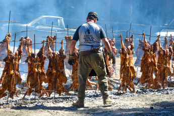 Chubut.- En la foto tomada el 15 de enero de 2024, con buenas expectativas, pobladores y autoridades avanzan con los preparativos para celebrar una nueva edición de la Fiesta Nacional del Asado los días 2, 3 y 4 de febrero, en la localidad Chubutense de Cholila, donde cocinarán unos 250 corderos y 30 novillos, según informaron sus organizadores.