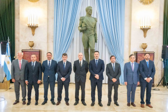 Buenos Aires, Argentina.- En las fotos tomadas el 22 de enero del 2024, el ministro de Defensa, Luis Petri (foto), encabezó en el salón San Martín del Edificio Libertador, la ceremonia de los secretarios y subsecretarios que lo acompañarán en su gestión en la cartera castrense. Durante la ceremonia, el titular de la cartera de Defensa agradeció a los funcionarios por “haber escuchado y respondido al llamado de la Patria, que hoy los convoca a prestar servicio en este Ministerio porque necesita de su profesionalismo y de su experiencia para enfrentar una de las crisis más difíciles en nuestra historia”.