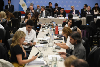 Buenos Aires.- En la foto tomada el 11 de enero de 2024, en el comienzo de la última jornada de debate de la Ley Ómnibus con la presencia de funcionarios del Ejecutivo, la discusión durante la mañana estuvo concentrada en Educación, Cultura y Niñez y Familia.