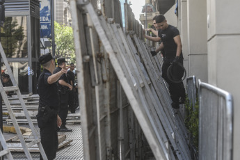 Buenos Aires.- In the photo of January 5, 2024, the social organization Somos Barrios de Pie, led by Daniel Menéndez, will hold a mobilization today in front of the Hotel Libertador, where President Javier Milei is staying, to protest "the lack of food in community canteens". Federal police officers fenced the hotel.