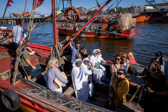 Mar del Plata, Argentina.- En las fotos tomadas el 27 de enero del 2024, la comunidad portuaria de la ciudad de Mar del Plata realizó una nueva edición de la procesión náutica de las tradicionales lanchas amarillas, en la que se homenajeó, como cada año, a los marineros muertos en naufragios, y se bendijeron los frutos de mar, para pedir por una buena pesca para 2024.