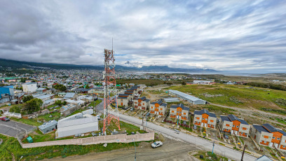 Ushuaia.- In the photo taken on January 8, 2024, cell phone towers in Ushuaia, capital of Tierra del Fuego. The city of Ushuaia became this week the fifth district in the country to ban 5G communications networks until scientific studies prove their safety for both humans and the environment and with this measure sparked a health debate on the use of such technologies.