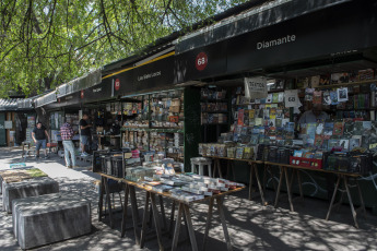 Buenos Aires, Argentina.- En la foto del 20 de enero de 2024, las librerías y los puestos de libros usados del centro porteño trabajan con una comunidad lectora local que suele ir a buscar rarezas o títulos más baratos pero en el último tiempo son más las ventas a turistas que a esos compradores fieles que se acercaban en . de material de lectura