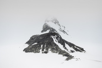 Antártida.- En la foto tomada el 8 de enero de 2024, instalan una nueva estación sismográfica en la base antártica argentina Petrel.