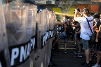 Buenos Aires, Argentina.- En las fotos tomadas el 31 de enero del 2024, efectivos de la Gendarmería y de la Policía Federal intervinieron para desalojar a manifestantes de agrupaciones políticas de izquierda y de organizaciones sociales ubicados frente al Congreso Nacional, con el objetivo de liberar la vía pública que habían ocupado como parte de la protesta contra los proyectos impulsados por el Gobierno.