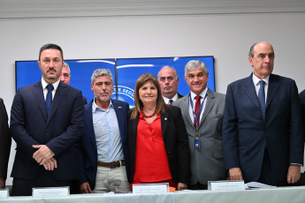 Buenos Aires, Argentina.- In the photos taken on January 19, 2024, the Minister of Security, Patricia Bullrich (center), gave a press conference in Buenos Aires, Argentina. Bullrich described as "a success" the operation carried out in Córdoba in which relatives of drug trafficker "Fito" Matías, responsible for the latest wave of violence in Ecuador, were arrested and expelled from the country. In addition, she announced that President Javier Milei will speak with President Daniel Noboa in the next few hours.