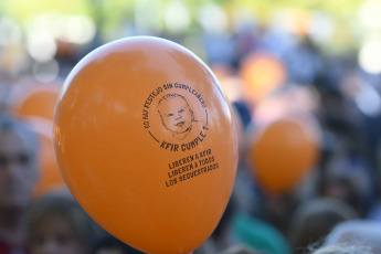 Buenos Aires, Argentina.- En las fotos tomadas el 17 de enero del 2024, familiares y allegados en Argentina de Kfir Bibas, el más pequeño de los secuestrados durante el ataque de Hamás a Israel el 7 de octubre, celebraron su primer cumpleaños “no feliz” con globos naranjas, en alusión a su cabello pelirrojo, y pidieron por su liberación.