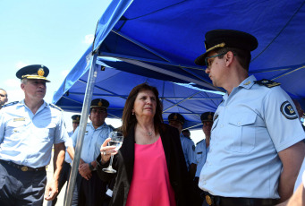 Buenos Aires, Argentina.- En las fotos tomadas el 30 de enero del 2024, la ministra de Seguridad, Patricia Bullrich (centro), presentó el nuevo "Protocolo de gestión para presos de alto riesgo", que incorporará el control de llamadas telefónicas, sistemas de reconocimiento facial y monitoreo durante las 24 horas todos los días del año, entre otras medidas que se aplicará en las cárceles federales con el fin de evitar que los jefes de organizaciones criminales sigan operando tras las rejas, aseveró Bullrich.