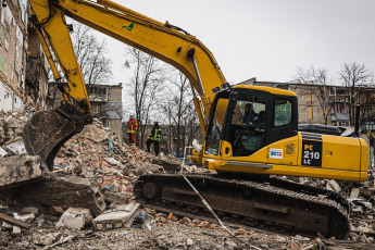 Kharkiv, Ukraine.- In photos taken on January 24, 2024, emergency units carry out rescue tasks after new Russian attacks. At least five people were killed and 38 injured after a Russian missile attack in Kharkiv while shelling of four Kiev neighborhoods killed one person and injured 18 others.