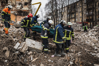 Kharkiv, Ukraine.- In photos taken on January 24, 2024, emergency units carry out rescue tasks after new Russian attacks. At least five people were killed and 38 injured after a Russian missile attack in Kharkiv while shelling of four Kiev neighborhoods killed one person and injured 18 others.