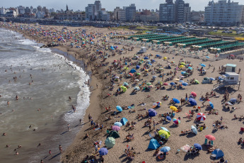 Mar del Plata, Argentina.- En las fotos tomadas el 21 de enero del 2024, con un día soleado y con temperatura en aumento las personas visitan Mar del Plata y sus alrededores para disfrutar de sus playas. Este fin de semana representó el mejor de la temporada de verano 2024 para la ciudad de Mar del Plata. Luego de las bajas expectativas que provocaron los primeros días de enero, el turismo creció en alojamiento, circulación por espacios más visitados y tránsito por los accesos a la ciudad.