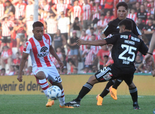 Córdoba, Argentina.- In the photos taken on January 25, 2024, during the match between Deportivo Riestra and Instituto on the first date of zone A of the Professional League Cup at the Monumental stadium in Alta Córdoba. "Gloria" and "Malevo" tied 0-0. The local team was closer despite playing with 10 from the 39th minute of the first half due to the expulsion of Gregorio Rodríguez.