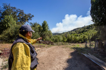 Patagonia, Argentina.- En las fotos tomadas el 29 de enero del 2024, nuevos brigadistas llegan a la zona de los bosques del Parque Nacional Los Alerces, en el extremo norte del Chubut para sumarse a los equipos que combaten el incendio desatado el jueves pasado y que ya consumió más de 1.000 hectáreas en su mayoría de especies nativas en una zona montañosa de difícil acceso.