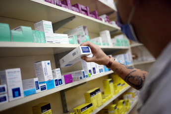 Buenos Aires.- En la foto tomada el 11 de enero de 2024, medicamentos en una farmacia de Buenos Aires. El precio de los medicamentos más usados para el tratamiento de patologías crónicas registró un aumento del 319,1% entre los meses de enero a diciembre de 2023. Según el último informe del Centro de Profesionales Farmacéuticos Argentinos (Ceprofar), esta suba representó casi 100 puntos por encima del índice de precios al consumidor (IPC) publicado por el Instituto Nacional de Estadística y Censos (INDEC).