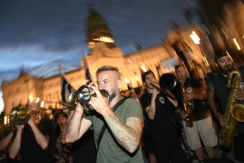 Buenos Aires.- En la foto tomada el 10 de enero de 2024, diferentes sectores de la cultura se convocaron en la Plaza del Congreso, con un denominado "Musicazo" para alertar sobre el impacto negativo para el sector de las modificaciones incluidas en la ley de "Bases y Puntos de Partida para la Libertad de los Argentinos", dado que "se incluye el desfinanciamiento del Instituto Nacional de la Música (INaMu) y la eliminación del Fondo Nacional de las Artes (FNA)".