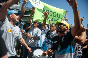 Buenos Aires, Argentina.- En las fotos tomadas el 24 de enero del 2024, manifestantes en la Plaza Congreso, con cortes parciales para el tránsito vehicular, en el marco del paro y movilización convocado por la CGT. Argentina vive su primera huelga general desde 2019, convocada por la principal central sindical del país, contra las amplias reformas impulsadas por el Gobierno del libertario Javier Milei.