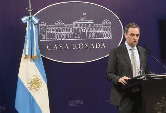 Buenos Aires.- En la foto tomada el 9 de enero de 2024, el vocero presidencial, Manuel Adorni, adjudicó hoy la suba en las cotizaciones de los dólares financieros registrada en las últimas jornadas a los “rumores” de posibles rechazos a la ley ómnibus que hoy comienza a tratarse en el Congreso y a las medidas cautelares que suspendieron algunos puntos del Decreto de Necesidad y Urgencia que desregula la economía. En ese sentido, aseguró que el incremento de la brecha cambiaria es una “pequeña muestra gratis” de lo que puede ocurrir en la economía si el Congreso no aprueba las iniciativas del Poder Ejecutivo.