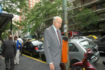 (Archivo) Buenos Aires, Argentina.- Este miércoles (3) murió a los 96 años Juan Alemann, economista, periodista y ex secretario de Hacienda en el gabinete económico de José Alfredo Martínez de Hoz, durante la última dictadura militar. Junto a su hermano Roberto -fallecido en 2020- condujeron el Argentinisches Tageblatt, el único periódico escrito en alemán publicado en el país, reconocido por sus posturas antinazis durante la Segunda Guerra Mundial.