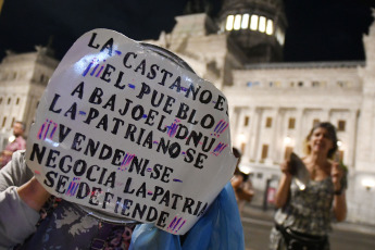 Buenos Aires, Argentina.- In the photos taken on January 3, 2024, residents of the city of Buenos Aires and other parts of the country demonstrated with banging pots and pans in various parts of this capital, while protests were replicated in other areas of the country. country against the Decree of Necessity and Urgency (DNU) of economic deregulation and the omnibus law of the government of Javier Milei.