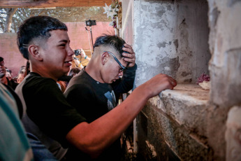 Mar de Ajó, Argentina.- En las fotos tomadas el 2 de enero del 2024, los restos de Tomás Tello Ferreyra, el joven de 18 años asesinado de una puñalada en el pecho la ser atacado por una patota en Santa Teresita, fueron inhumados en el cementerio de Mar de Ajó luego de que el cortejo fúnebre del que participaron centenares de vecinos y amigos de la víctima se trasladó desde la casa de sepelios y se detuvo frente al domicilio de la víctima.