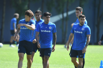 Buenos Aires.- En la foto tomada el 8 de enero de 2024, el plantel de San Lorenzo retomó este lunes sus entrenamientos de pretemporada en la Ciudad Deportiva a la espera de tres futbolistas que tienen acordado su contrato pero aún no lo formalizaron: el arquero Facundo Altamirano y los colombianos Carlos "La Roca" Sánchez y Jhohan Romaña. El plantel de Rubén Insua partirá mañana para Uruguay para comenzar la pretemporada.