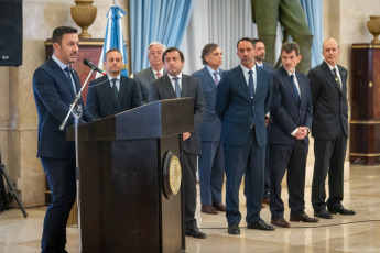 Buenos Aires, Argentina.- En las fotos tomadas el 22 de enero del 2024, el ministro de Defensa, Luis Petri (izquierda), encabezó en el salón San Martín del Edificio Libertador, la ceremonia de los secretarios y subsecretarios que lo acompañarán en su gestión en la cartera castrense. Durante la ceremonia, el titular de la cartera de Defensa agradeció a los funcionarios por “haber escuchado y respondido al llamado de la Patria, que hoy los convoca a prestar servicio en este Ministerio porque necesita de su profesionalismo y de su experiencia para enfrentar una de las crisis más difíciles en nuestra historia”.