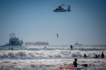 Mar del Plata.- En la foto tomada el 9 de enero de 2024, guardavidas, efectivos de Prefectura Naval Argentina (PNA) y de la policía bonaerense, personal de Defensa Civil y del Sistema de Atención Médica de Emergencias (SAME) de Mar del Plata desplegaron hoy un simulacro de rescate en el mar frente a la playa, en el que intervinieron embarcaciones, motos de agua, ambulancias y un helicóptero.