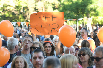 Buenos Aires, Argentina.- En las fotos tomadas el 17 de enero del 2024, familiares y allegados en Argentina de Kfir Bibas, el más pequeño de los secuestrados durante el ataque de Hamás a Israel el 7 de octubre, celebraron su primer cumpleaños “no feliz” con globos naranjas, en alusión a su cabello pelirrojo, y pidieron por su liberación.