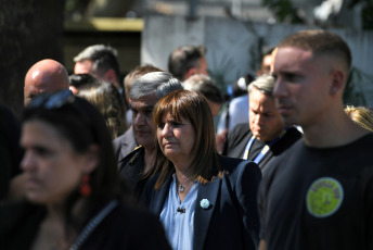 Buenos Aires, Argentina.- In photos taken on January 23, 2024, the Minister of National Security, Patricia Bullrich (center), confirmed the death of the girl Umma, the 9-year-old girl and daughter of a custodian of the minister who She had been shot in the back of the head during a robbery in Lomas de Zamora. The girl was admitted to the Churruca hospital.