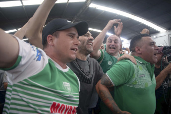 Buenos Aires, Argentina.- En las fotos tomadas el 19 de enero del 2024, con la mirada puesta en el paro general del miércoles 24 de enero convocado por la Confederación General del Trabajo (CGT), el Sindicato de Camioneros se reúne en una asamblea informativa en la que participan más de mil delegados, en la que ratificaron la jornada de movilización.