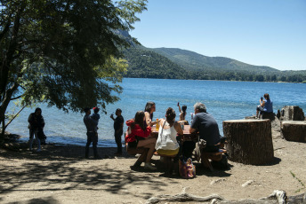 Bariloche, Argentina.- En las fotos tomadas el 18 de enero del 2024, argentinos visitan la ciudad turística de Bariloche en la temporada de verano. Con un 70 por ciento de ocupación hotelera registrada, la primera quincena de enero dejó en Bariloche un saldo turístico mejor del que empresarios y autoridades preveían, aunque no logró despejar la “preocupación” del sector privado por la forma en que continuará la temporada.