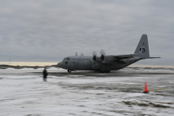 Antártida.- En la foto tomada el 17 de enero de 2024, las familias que invernaron en la base antártica argentina Esperanza emprendieron el retorno a sus hogares en el avión Hércules C-130 desde la base Marambio a Río Gallegos, tras haber sido transitoriamente alojadas en el rompehielos ARA Almirante Irízar (RHAI) hasta este martes a la madrugada. Se trata de siete familias con un total de 12 niños y niñas, 4 adolescentes y 2 jóvenes, en un rango etario de 5 a 20 años.